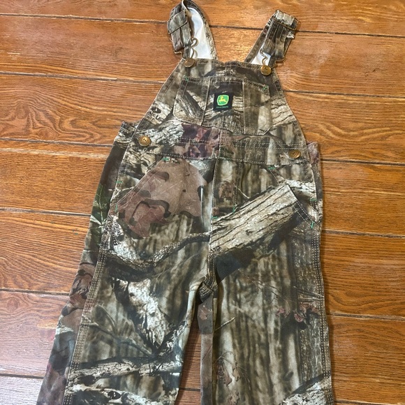 ❌SOLD❌John Deere Toddler Bib Overalls Size 2T Adjustable Mossy Oak Camo Unisex - Picture 3 of 6